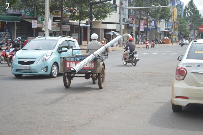 Xe chở hàng cồng kềnh gây họa