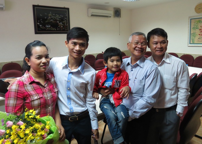 Gia đình M. chụp hình kỷ niệm cùng các BS ở bệnh viện Thống Nhất - những người đã tiếp nhận bé trong đêm định mệnh.