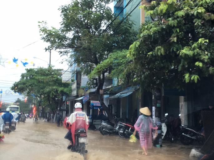 
Nguồn nước màu vàng đục không biết từ đâu đổ về đã khiến đường Trần Hưng Đạo, TP Quy Nhơn bị ngập nặng
