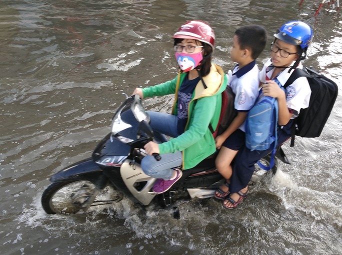 
Cảnh mẹ hì hục chở con đi học trong nước ngập
