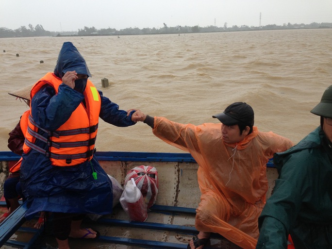 Quảng Nam: Công an vượt lũ dữ đưa thai phụ đi sinh