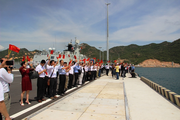 Rất đông người Trung Quốc vào Cảng quốc tế chào đón 3 tàu
