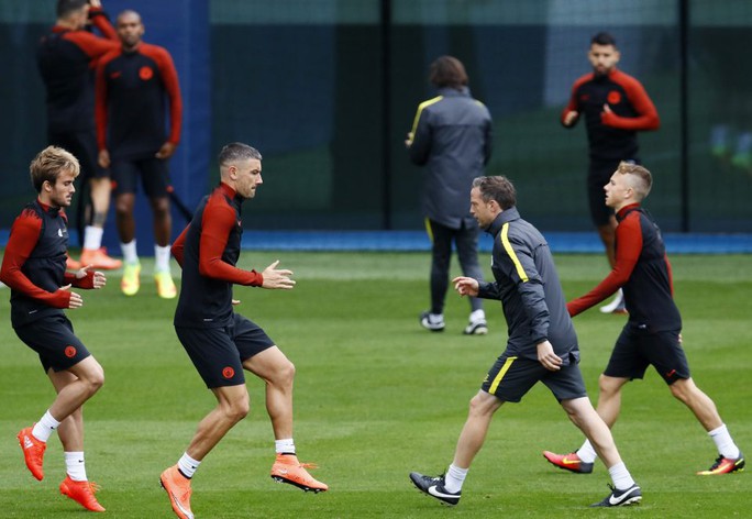 Guardiola xem nhẹ kỷ lục của Man City