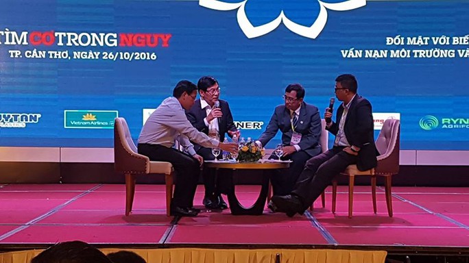 
Các diễn giả tham gia buổi tọa đàm nói về biển đổi khí hậu tác động lên ĐBSCL tại diễn đàn Mekong Connect CEO Forum sáng 26- 10. Ảnh: Ca Linh
