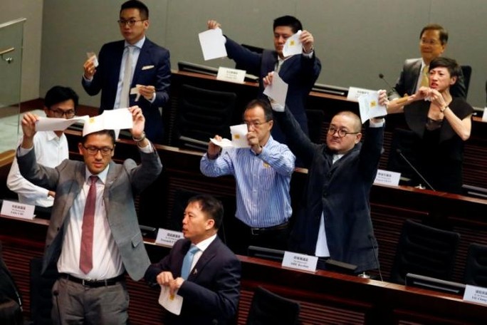 
Các nghị sĩ ủng hộ dân chủ xé các tấm phiếu bầu trong phiên bầu chủ tịch Legco. Ảnh: Reuters
