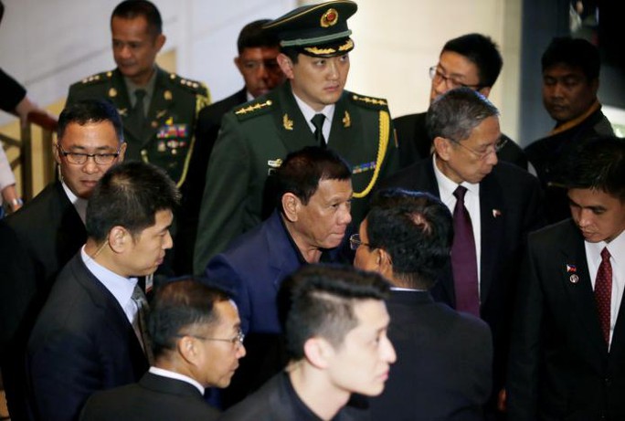
Tổng thống Duterte rời khách sạn ở Bắc Kinh hôm 21-10. Ảnh: Reuters
