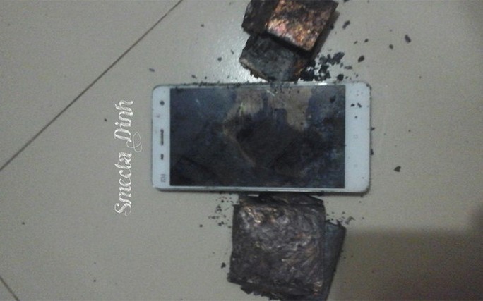 
Chiếc Xiaomi Mi4 bất ngờ phát nổ khi đang để trong túi quần.

 
