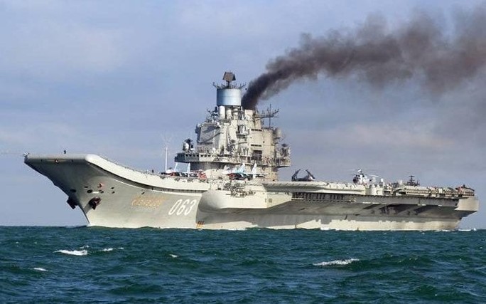 
Tàu sân bay Đô đốc Kuznetsov của Nga đi qua Eo biển English. Ảnh: EPA
