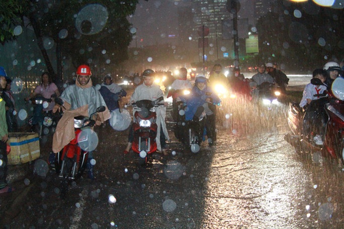 
Nhiều xe máy phải dắt bộ do bị chết máy trong trận mưa tối 26-9
