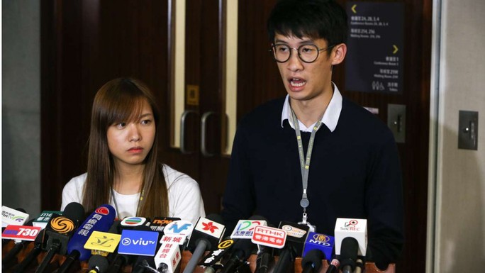 
Hai nghị sĩ Du Huệ Trinh (trái) và Lương Tụng Hằng phát biểu trước báo giới ngày 17-10. Ảnh: SCMP
