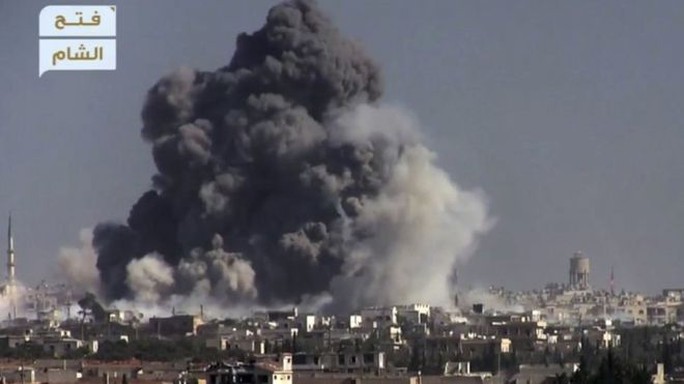 
Khói đen bốc lên trong một vụ đánh bom chống lại lực lượng chính phủ Syria ở phía Tây Aleppo. Ảnh: AP
