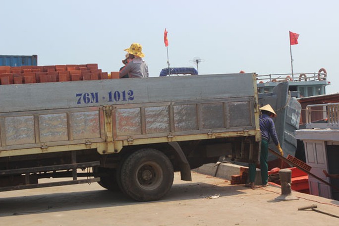 
Chiếc xe chở đầy ắp gạch chờ các chị  chuyển xuống tàu ra đảo.
