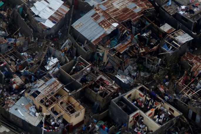 
Người dân Haiti chứng kiến những ngôi nhà bị bão tàn phá. Ảnh: REUTERS
