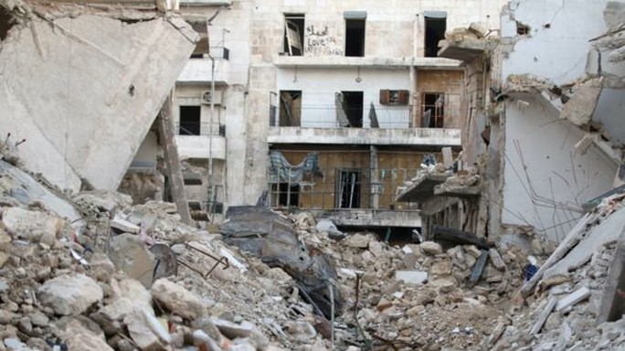 
Nhiều nơi ở Aleppo tan hoang do không kích. Ảnh: REUTERS
