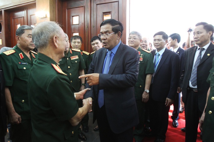 Thủ tướng Hun Sen trò chuyện cùng đại biểu cựu binh quân tình nguyện Việt Nam làm nghĩa vụ quốc tế ở Campuchia. Ảnh: H.TRIỀU