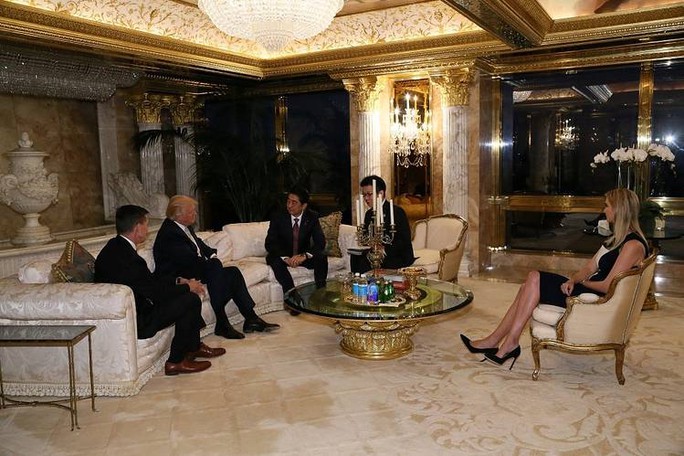 
Con gái ông Trump cùng cha đón tiếp Thủ tướng Abe. Ảnh: REUTERS
