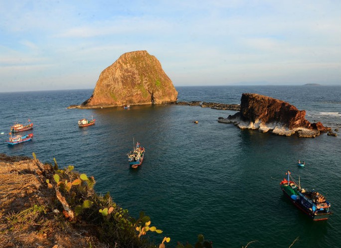 Hòn Yến hoang sơ giữa biển - Ảnh: Lê Minh