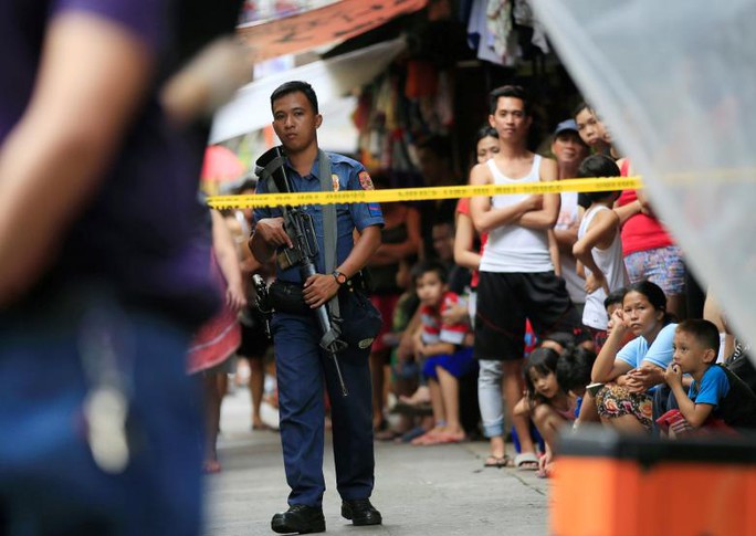 Cảnh sát Quốc gia Philippines canh gác hiện trường nơi hai nghi phạm bán ma túy bị giết. Ảnh: REUTERS