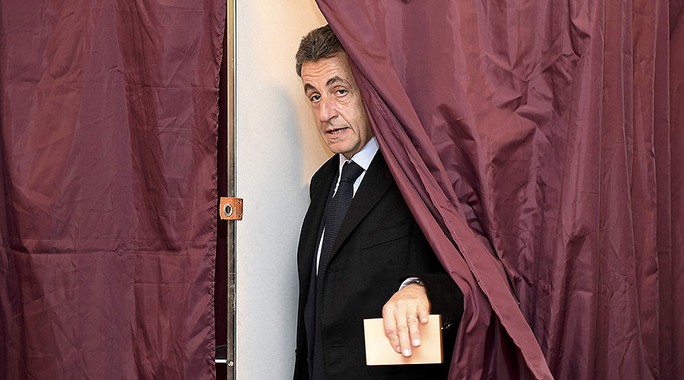 
Ông Nicolas Sarkozy bỏ phiếu trong cuộc bầu cử sơ bộ hôm 20-11. Ảnh: Reuters

 
