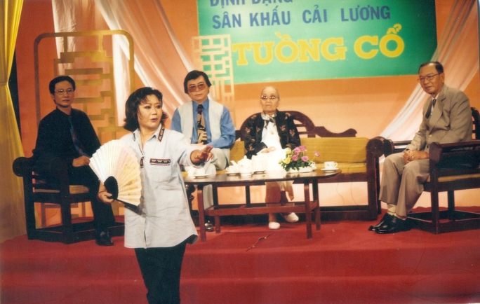 NSND Kim Cương diễn thị phạm trình thức vũ đạo tuồng cổ (vai Điêu Thuyền) trong buổi tọa đàm Sân khấu cải lương tuồng cổ có sự góp mặt của: NSND Bảy Nam, Đinh Bằng Phi và Thanh Tòng.