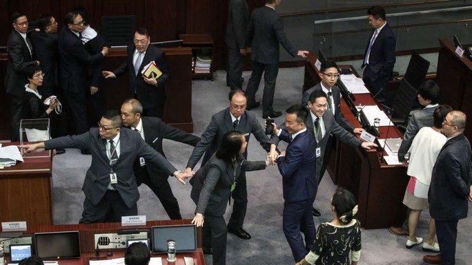 
Các nghị sĩ đụng độ trong phiên bầu chủ tịch mới của LegCo chiều 12-10 Ảnh: SCMP
