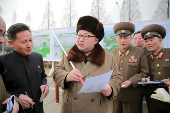 
Nhà lãnh đạo Triều Tiên Kim Jong-un (giữa). Ảnh: Reuters
