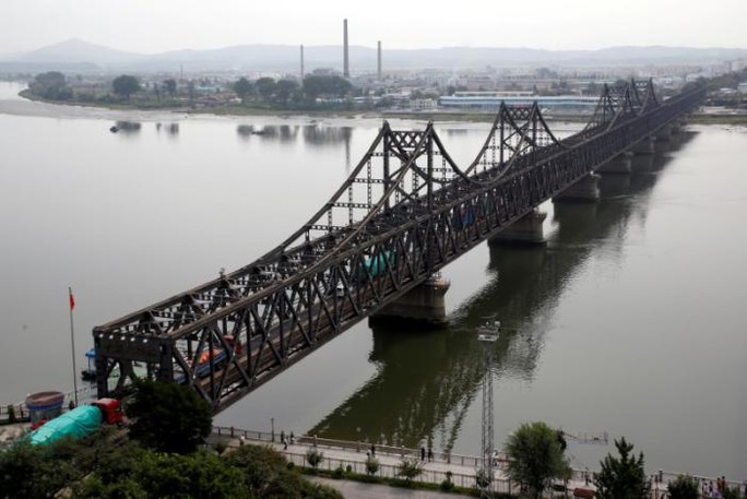 
Xe tải chở hàng băng qua chiếc cầu nối từ tỉnh Liêu Ninh - Trung Quốc đến TP Sinuiju - Triều Tiên. Ảnh: Reuters
