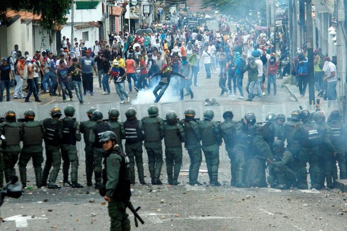 
Tại San Cristobal, người biểu tình đeo mặt nạ ném đá, bom xăng trong cuộc đụng độ với lực lượng an ninh. Ảnh: Reuters
