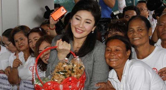 Bà Yingluck Shinawatra (giữa) và những người ủng hộ tại Tòa án Tối cao hôm 7-10 Ảnh: Bangkok Post