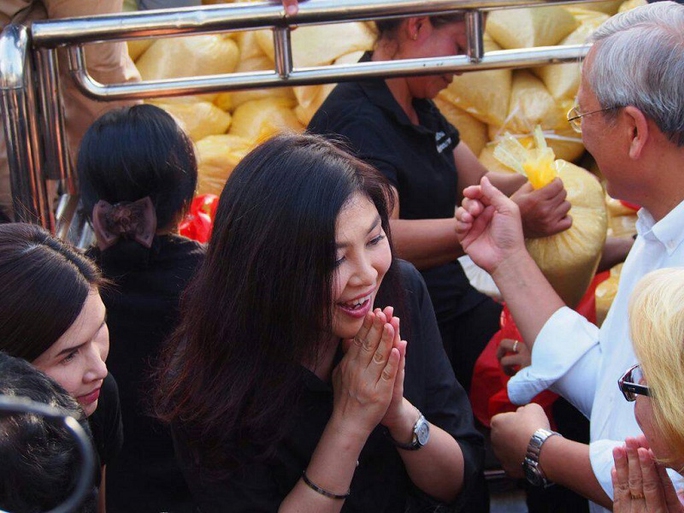 Cựu Thủ tướng Yingluck Shinawatra (giữa) cám ơn những người đến ủng hộ mua gạo giúp bà tại Bangkok hôm 5-11 Ảnh: Khaosod English