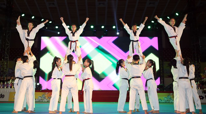 Dàn người đẹp taekwondo khuấy động đêm lễ hội
