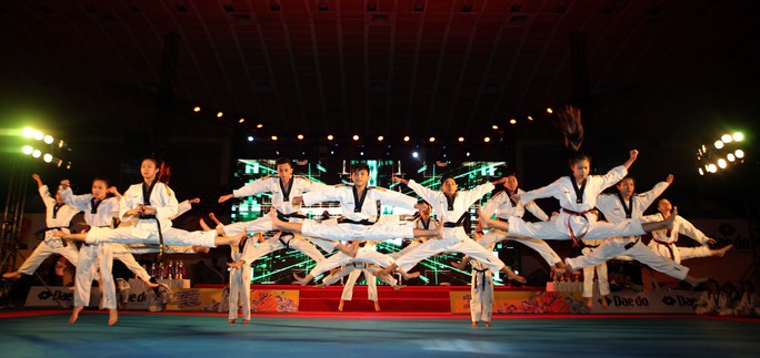 Dàn người đẹp taekwondo khuấy động đêm lễ hội
