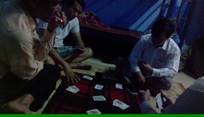 
4 cán bộ xã đanh đánh bài ăn tiền. Ảnh cắt từ clip
