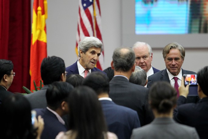 
Sau khi gửi lời cảm ơn đến mọi người, Ngoại trưởng Kerry sẽ có cuộc gặp chính thức với Bí thư Thành ủy TPHCM Đinh La Thăng
