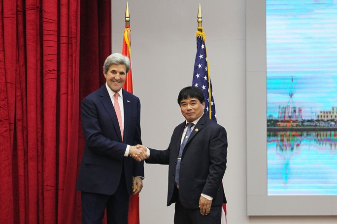 
Ngoại trưởng Mỹ John Kerry bắt tay thân mật cùng PGS.TS Đỗ Văn Dũng – Hiệu trưởng Trường Đại học Sư phạm Kỹ thuật TP HCM
