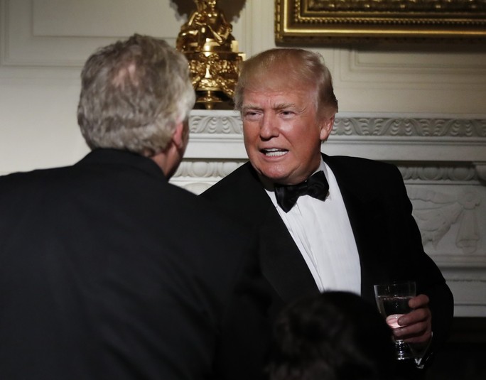 Ông Trump bắt tay Thống đốc bang Virginia Terry McAuliffe tại Nhà Trắng hôm 26-2. Ảnh: AP
