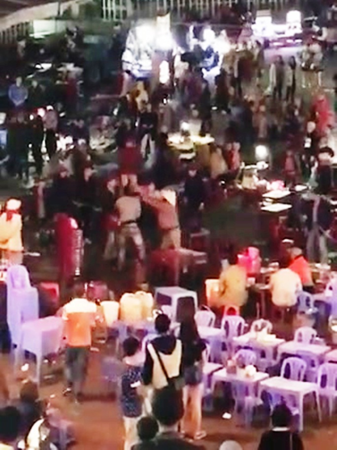 
Cảnh đánh nhau loạn xạ khiến khu vực chợ đêm Đà Lạt trở nên hỗn loạn - (Ảnh cắt từ video clip).
