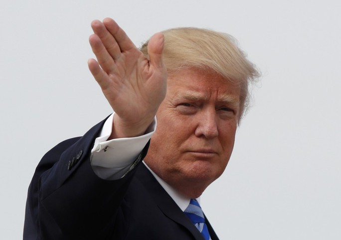Tổng thống Mỹ Donald Trump đáp máy bay tới khu nghỉ dưỡng Mar-a-Lago hôm 13-4. Ảnh: AP