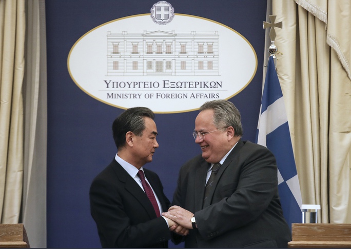 Bộ trưởng Ngoại giao Trung Quốc Vương Nghị (trái) và người đồng cấp Hy Lạp Nikos Kotzias ở thủ đô Athens hôm 23-4. Ảnh: AP