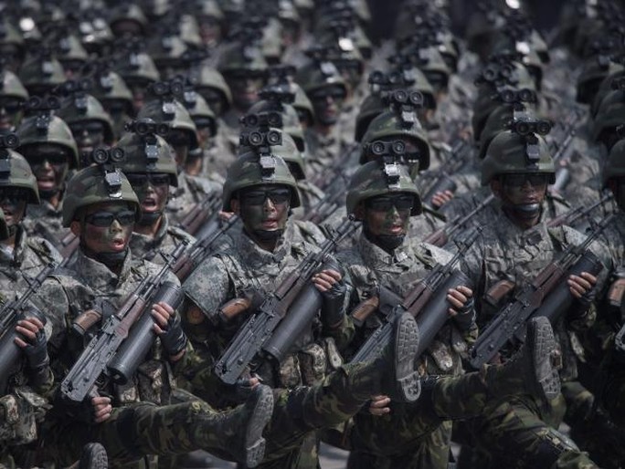 Binh sĩ Triều Tiên cầm súng, đeo kính trong lễ diễu hành hôm 15-4. Ảnh: AP