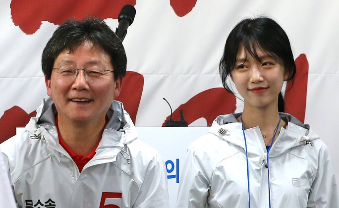 Hàn Quốc: Con gái ứng viên tổng thống bị quấy rối - Ảnh 2.