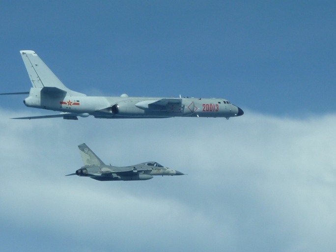 Chiến đấu cơ Đài Loan theo đuôi máy bay ném bom Trung Quốc - Ảnh 1.