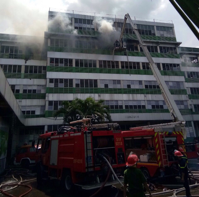 Cháy dữ dội ở Công ty Pou Yuen - Ảnh 1.