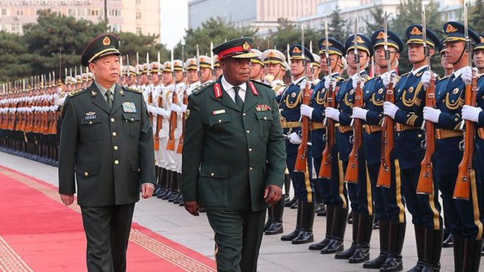Trước đảo chính vài ngày, tư lệnh Zimbabwe thăm Trung Quốc - Ảnh 1.