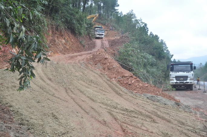 
Vách núi được xẻ để cho các phương tiện tiếp cận xử lý trên đỉnh sạt lở
