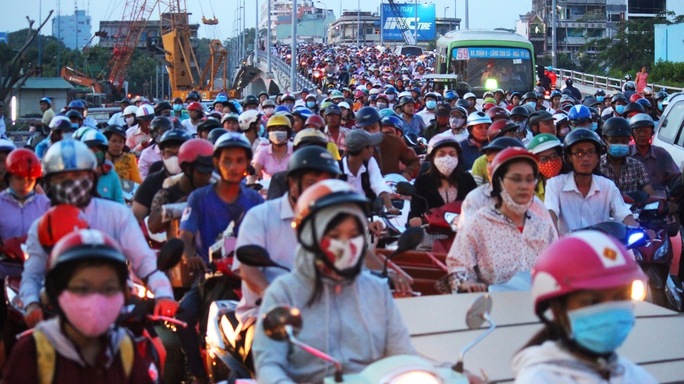 
Một trong những nguyên nhân khác gây ra tình trạng kẹt xe trên cầu Nguyễn Tri Phương là đèn đỏ ngay dốc cầu Chánh Hưng và đường ngang Hưng Phú.
