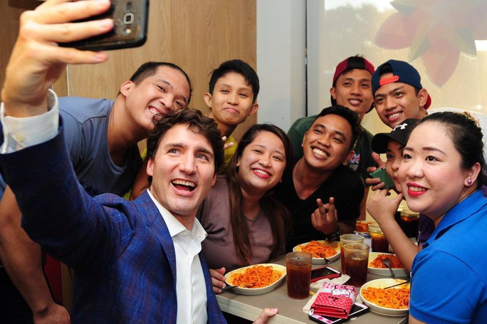 Philippines: Thủ tướng Canada gây náo loạn khi mua gà rán - Ảnh 11.