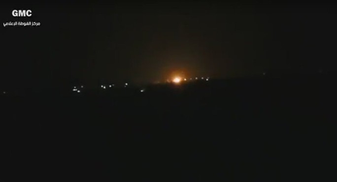 
Đám cháy gần Sân bay Quốc tế Damascus sáng sớm 27-4. Ảnh: Sputnik
