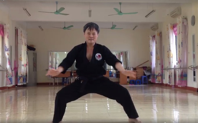 ôm chặt vào lòng