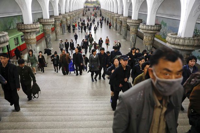 Hành khách tại trạm tàu điện ngầm ở Bình Nhưỡng hôm 14-4. Ảnh: REUTERS